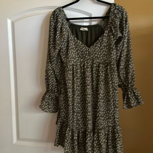 Super cute float sleeve dress